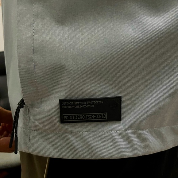Point zero jacket. The jacket is water resistant to shield you in outdoor - Picture 3 of 6